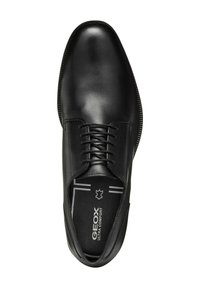 Scarpa da uomo in pelle nera con punta rotonda, finitura liscia e lacci. Presenta una soletta imbottita con il marchio "GEOX ULTRA COMFORT".