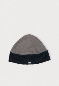 Pelēka un melna flīsa oderēta cepure ar Ciele Athletics logo uz melnās joslas, izstrādāta siltumam un ārējām aktivitātēm.
