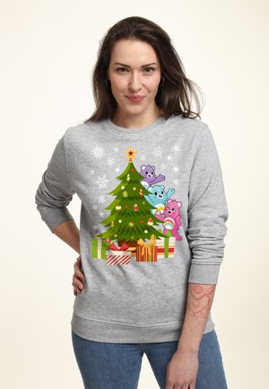 Grauer Pullover mit einem bunten Grafikdesign eines Weihnachtsbaums mit Ornamenten und drei Cartoon-Bären, umgeben von verpackten Geschenken.