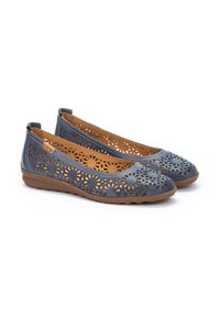 Bailarinas azules perforadas con recortes florales, suelas marrones y un acabado de piel suave. Interior forrado con material marrón para mayor comodidad.
