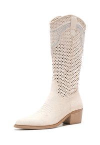 Botas de vaquero de cuero blanco con un altura hasta la pantorrilla, un intrincado patrón de recortes, puntera afilada y un tacón apilado para mayor estabilidad.