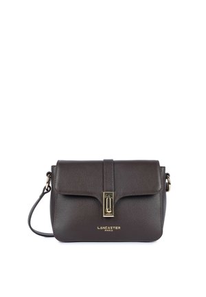 Borsa a tracolla in pelle marrone scuro con fibbia dorata e logo "Lancaster Paris" sulla parte anteriore, caratterizzata da una finitura testurizzata e una tracolla sottile.