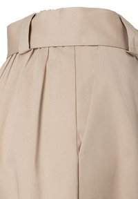 Beige hoch taillierte Hose mit breiten Gürtelschlaufen und vorderen Falten, aus glattem Stoff gefertigt.