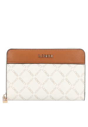 Cartera de material texturizado blanco con acento de cuero marrón. Presenta un logo y un patrón repetido. Cierre con cremallera y accesorios dorados.