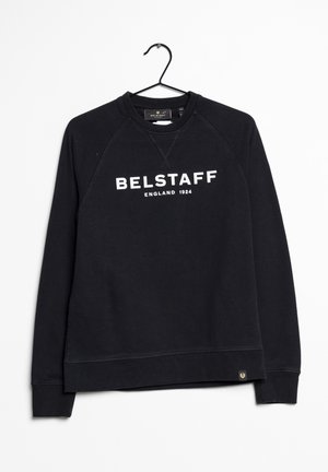 Sudadera negra con mangas raglán, con texto blanco "BELSTAFF ENGLAND 1924" en el pecho. Textura suave, detalle de logo sutil en el dobladillo.