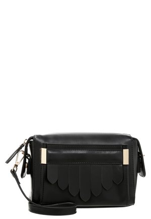 Kleine zwarte leren crossbodytas met een voorsluiting met gelaagde bloembladvormige details en gouden rechthoekige accenten.