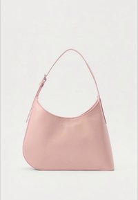 Růžová kožená kabelka s zakřiveným tvarem a jedním ramenním popruhem. Má nenápadné logo a hladkou strukturu. Minimalistický design.