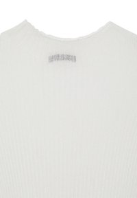 Maglione bianco a coste con collo rotondo, caratterizzato da un motivo a maglia testurizzato e da una piccola etichetta vicino al colletto sul retro.