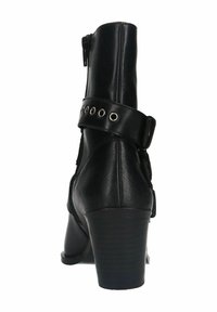 Bottines en cuir noir avec un talon épais, fermeture éclair sur le côté et bande avec œillets métalliques et détail de boucle. Texture lisse.