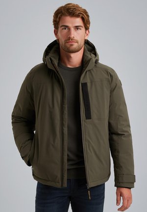 Olijfgroene winterjack met een capuchon, ritssluiting aan de voorkant, opgestikte zak en zwarte accenten. Kenmerkt zich door een gewatteerde textuur en een iets getailleerde pasvorm.