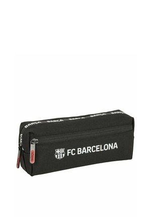 Czarny prostokątny piórnik z logo i nazwą FC Barcelona, wyposażony w zamek błyskawiczny i napis "BARÇA" wzdłuż górnej krawędzi.
