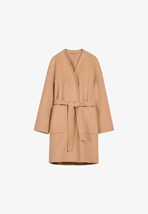 Beżowy wełniany płaszcz do kolan z szerokimi rękawami, otwartym przodem, dwiema dużymi naszywanymi kieszeniami oraz pasującym paskiem przewiązanym w talii.