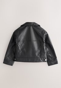 Chaqueta negra de cuero sintético con mangas largas, cuello ancho, solapas con botones en el dobladillo, vista desde atrás sobre un fondo claro.