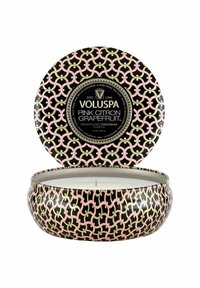 Voluspa handgjuten kokosvaxljus i en svart behållare med rosa och guld geometriska mönster; locket har en matchande design.