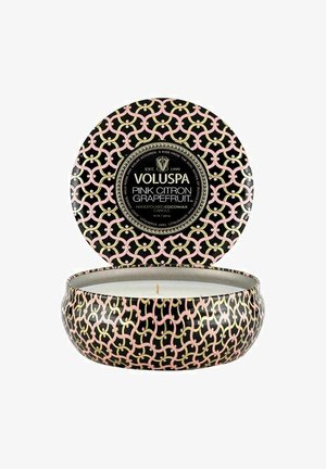 Voluspa håndstøbt kokosvokslys i en sort beholder med pink og gyldne geometriske mønstre; låget har et matching design.