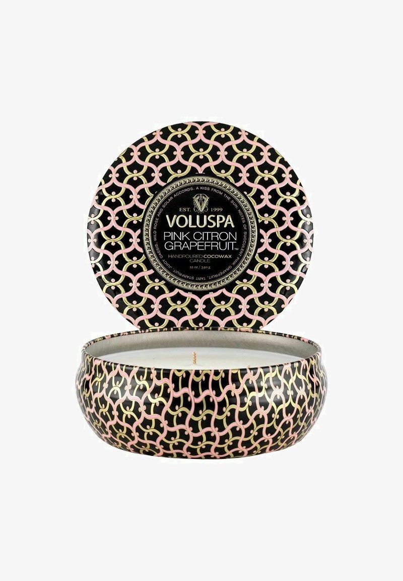 Voluspa handgjuten kokosvaxljus i en svart behållare med rosa och guld geometriska mönster; locket har en matchande design.