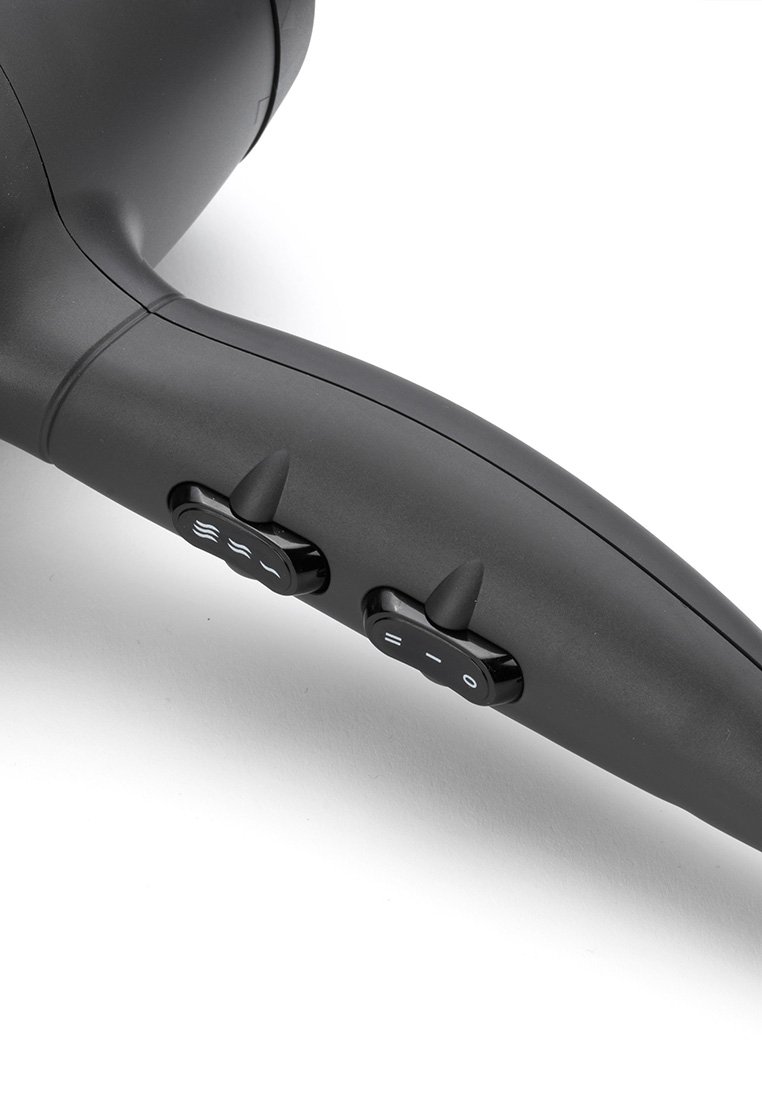 Czarna suszarka do włosów o gładkim, matowym wykończeniu. Posiada dwa przyciski na uchwycie, jeden z symbolem zasilania i drugi z ustawieniami przepływu powietrza.