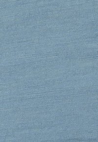 Lichtblauwe stof met een fijne, gladde textuur en een consistent breipatroon, geschikt voor kleding of bekledingstoepassingen.