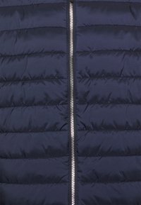 Giacca puffer blu navy con trapuntatura orizzontale, dotata di una zip metallica centrale e una superficie liscia e lucida.