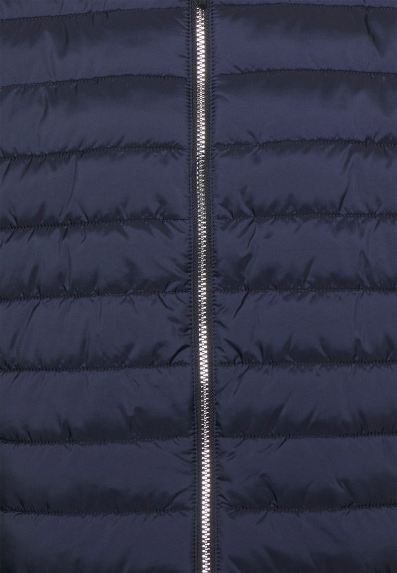 Doudoune marine à matelassage horizontal, dotée d'une fermeture éclair métallique centrale et d'une texture lisse et brillante.