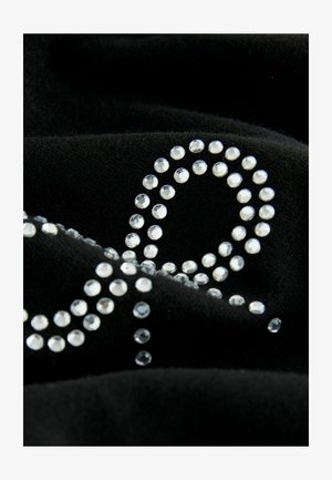 Schwarzer Stoff mit einem wirbelnden Design aus klaren Rhinestones, das eine glatte Textur und einen glänzenden Finish der Verzierungen betont.