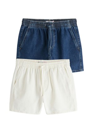 Două perechi de pantaloni scurți cu talie elastică, una din denim albastru închis și cealaltă din țesătură alb murdar, ambele cu buzunare laterale și șnururi.
