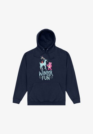 Sweat à capuche bleu marine avec poche frontale, représentant un cerf et un ours rose tenant une boule de neige au-dessus du texte « Amusement d'hiver ».