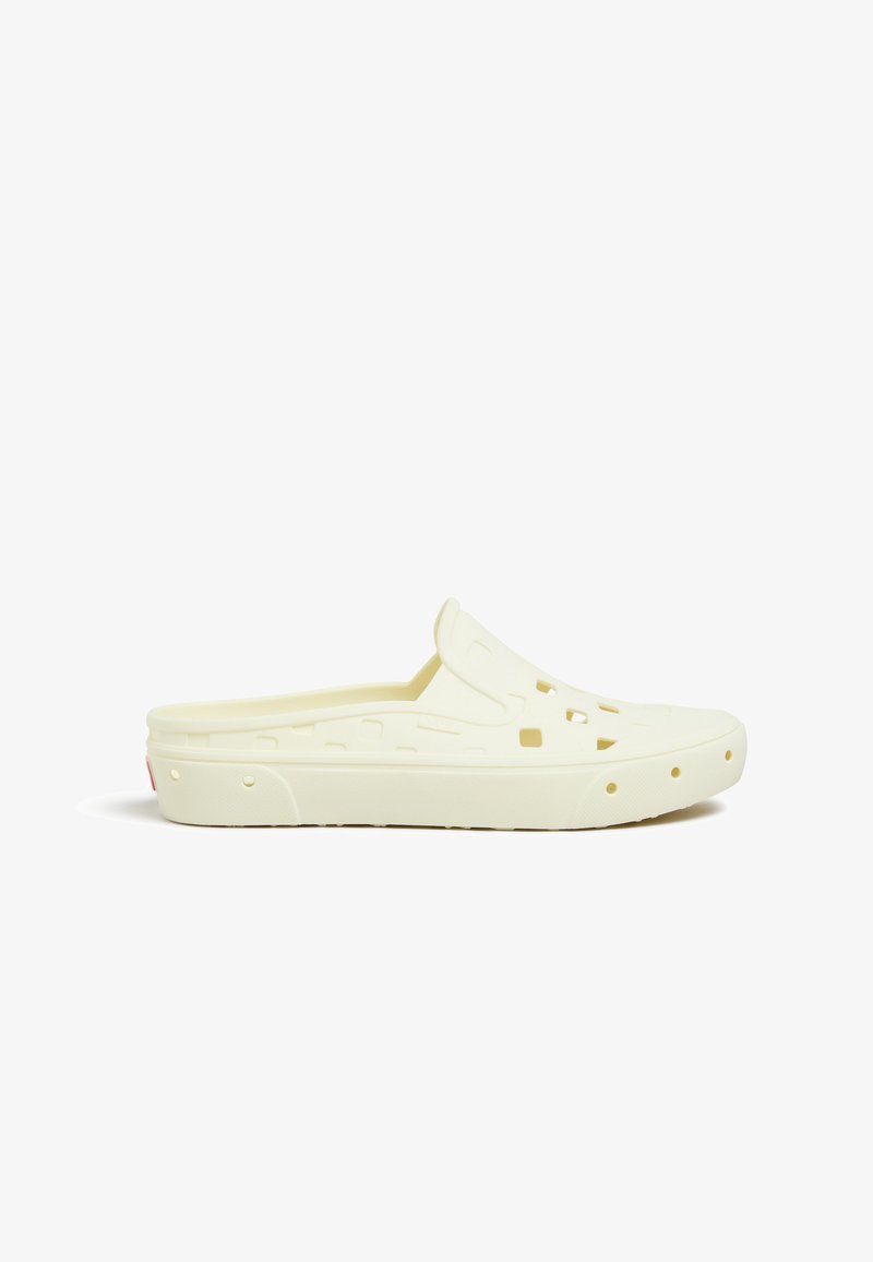 Lichtgele instapklompen gemaakt van zacht, duurzaam materiaal, met uitsparingen voor ventilatie en een gestructureerde zool voor grip.