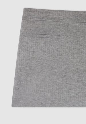 Gonna in tessuto grigio con una superficie leggermente texturizzata, dotata di una tasca posteriore e una forma pulita e ben rifinita.