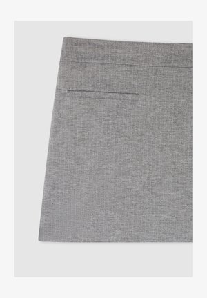 Gonna in tessuto grigio con una superficie leggermente texturizzata, dotata di una tasca posteriore e una forma pulita e ben rifinita.