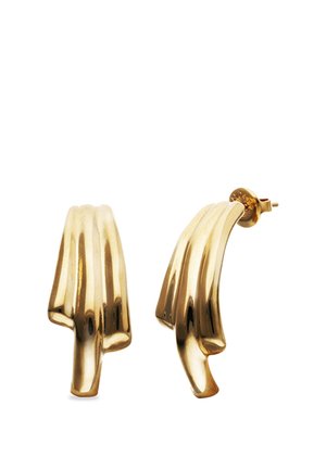 Pendientes de metal dorado con un diseño escultórico retorcido y cierres de púas, mostrados sobre un fondo blanco.