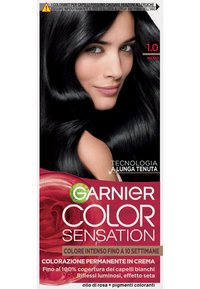 Scatola di colorante per capelli Garnier Color Sensation con un modello che ha lunghi capelli neri lucenti, accenti rosa e dettagli del prodotto in caratteri in grassetto.