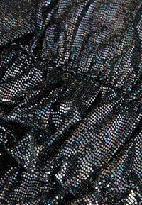 Schwarzer Stoff, der mit kleinen, glänzenden Pailletten bedeckt ist, die verschiedene Farben reflektieren. Diese sind in Falten arrangiert, um Textur und Tiefe zu erzeugen.