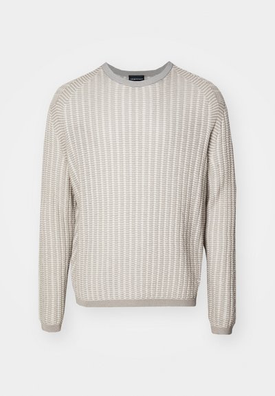 Suéter de malha bege claro com riscas texturizadas, decote redondo e mangas compridas. Apresenta punhos e bainha canelados.