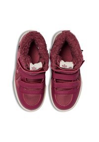 Burgundowe sneakersy typu high-top z miękkim futerkiem z sztucznego włosia, z paskami na rzep, gładką skórą i panelami z teksturowanej tkaniny. Grube gumowe podeszwy.