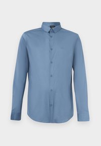 Μπλε ανδρικό πουκάμισο με μακριά μανίκια, κουμπιά μπροστά, μύτη στο γιακά και διακριτικό λογότυπο "A|X" στο στήθος.