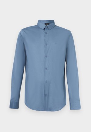 Kék hosszú ujjú férfi ing, gombos elöl, hegyes gallérral, elején gombokkal és a mellkason finom "A|X" logóval.