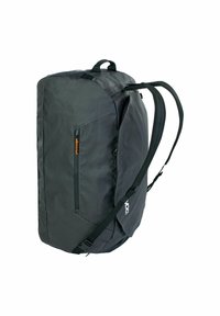 Mochila de viaje negra con forma rectangular, hecha de tela duradera, que cuenta con correas acolchadas, un asa superior y un bolsillo lateral con cremallera con acentos naranjas.