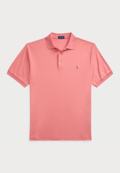 Polo tričko v svetloružovej farbe, krátke rukávy, klasický golier, s tri-button zapínaním, s malým logom vyšitým na ľavej hrudi. Hladká tkanina.