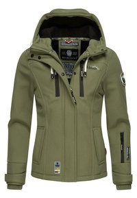 Maslinasto zeleni softshell jakna s patentnim zatvaračima, podesivom kapuljačom i elastičnim manžetama. Okićena je logotipima i diskretnim šavnim akcentima.