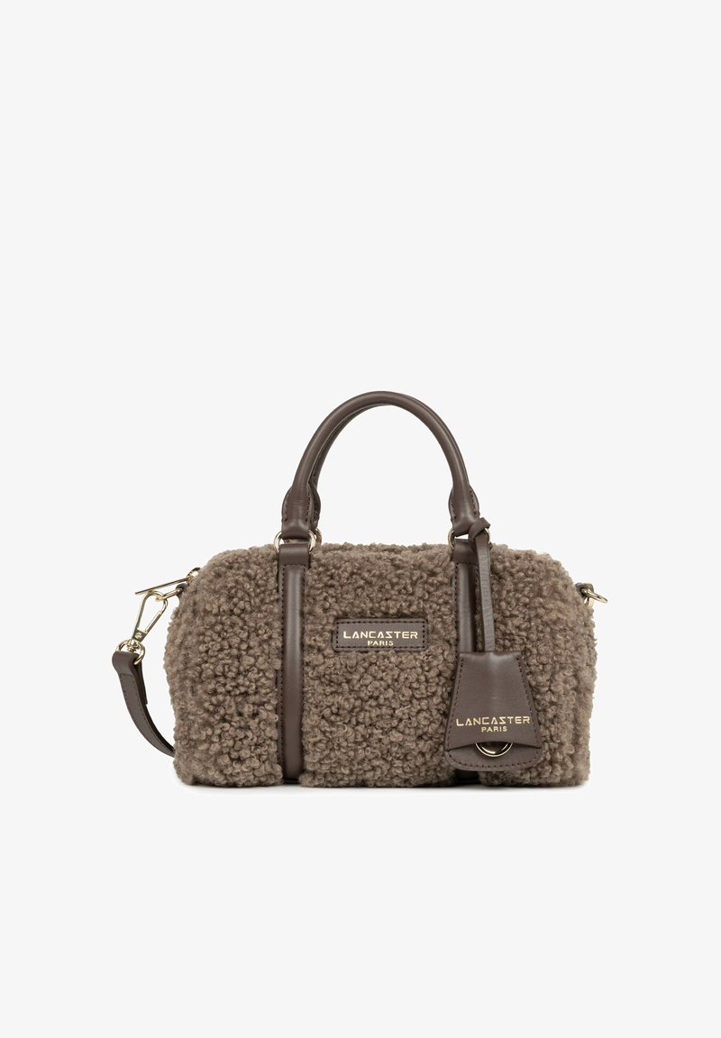 Sac à main texturé marron avec poignées courtes et bandoulière amovible, avec logo "Lancaster Paris" à l'avant et une étiquette en cuir.