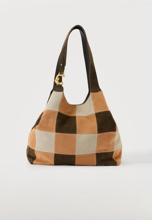 Sac à bandoulière patchwork en daim marron, cognac et beige avec une large bandoulière et une fermeture décorative dorée.
