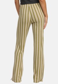 Pantaloni a righe beige con linee verticali verdi e blu, con design a campana e vita elasticizzata. Tessuto morbido e strutturato.