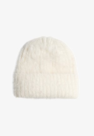 Weißer gestrickter Beanie mit weicher, kuscheliger Textur und geripptem Umschlagbund, flach auf einem weißen Hintergrund gezeigt.