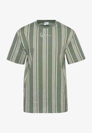 T-shirt rayée verte en coton, avec des rayures verticales écru et un petit logo blanc sur la poitrine. Col rond, manches courtes.