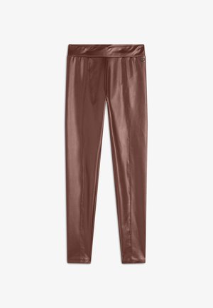 Leggings brun, taille haute, fabriqués dans un matériau brillant et lisse. Présentent des coutures frontales et un logo sur la ceinture. Design ajusté.