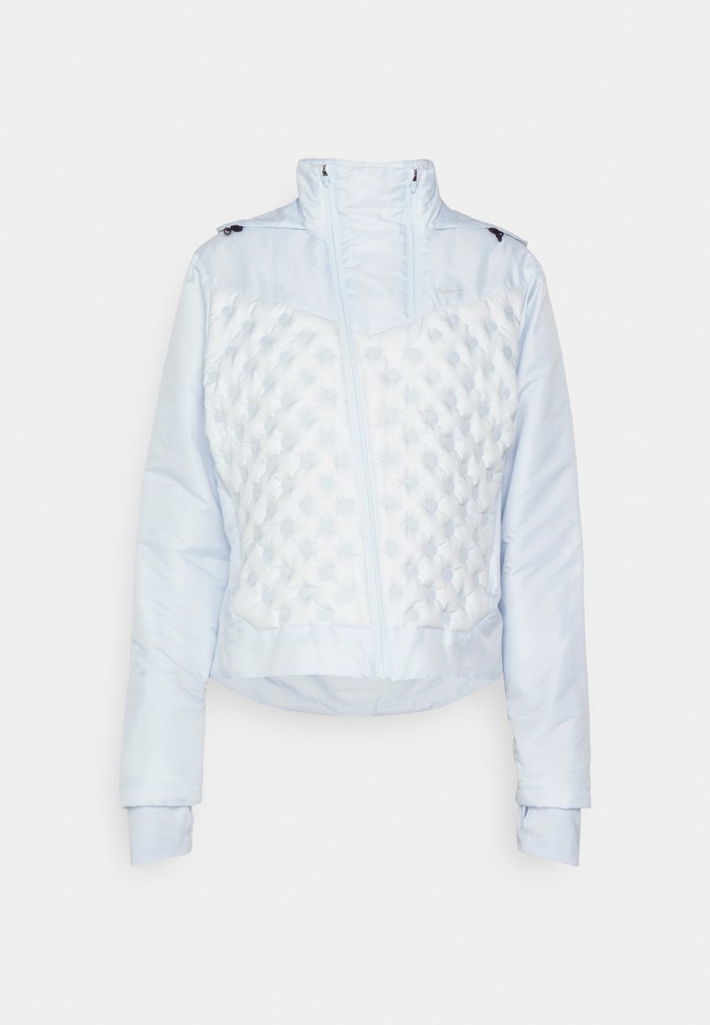 Helle blaue Steppjacke mit einem strukturierten weißen Paneel, hohem Kragen, Reißverschluss und umgeschlagenen Ärmeln. Verfügt über Knopfakzente an den Schultern.