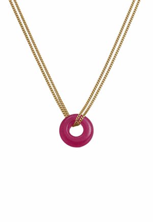 Collar de doble cadena dorada con un colgante circular de color rosa intenso atravesado por ambas cadenas sobre un fondo blanco.