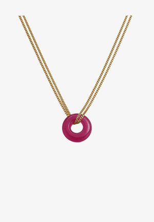 Collar de doble cadena dorada con un colgante circular de color rosa intenso atravesado por ambas cadenas sobre un fondo blanco.