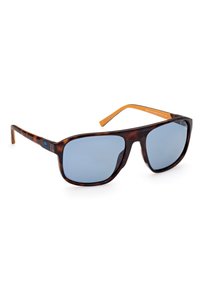 Occhiali da sole tartarugati con lenti polarizzate blu, forma rettangolare e accenti arancioni sulle stanghette. Adatti per diverse attività all'aperto.